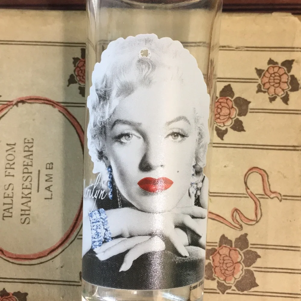 Marilyn Monroe Shot Glasses Set of 2 - Picture 6 of 8